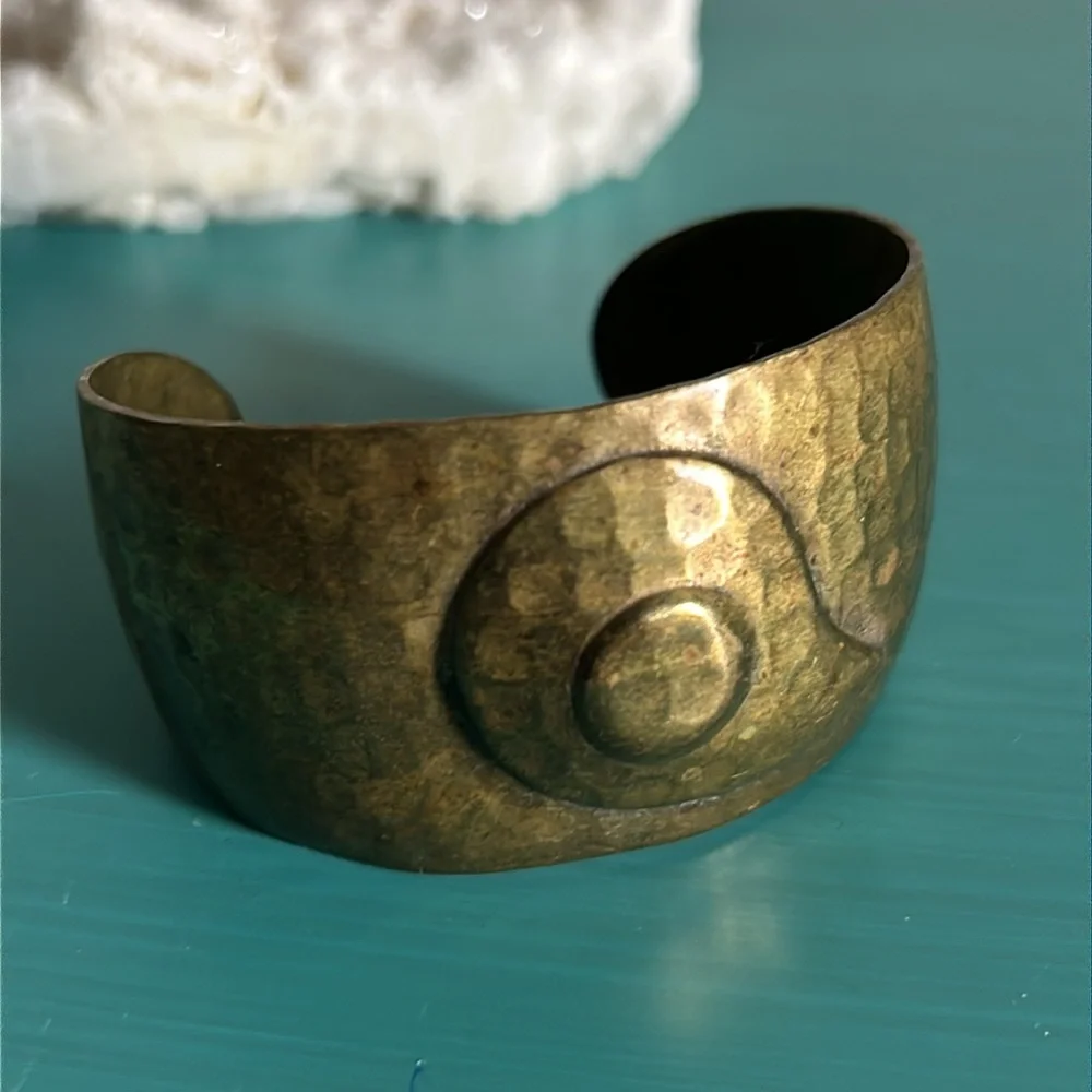 Vintage 2 Piece Collection Brass Antique Gold Colored Hammered Cuff Bracelets - Picture 3 of 8